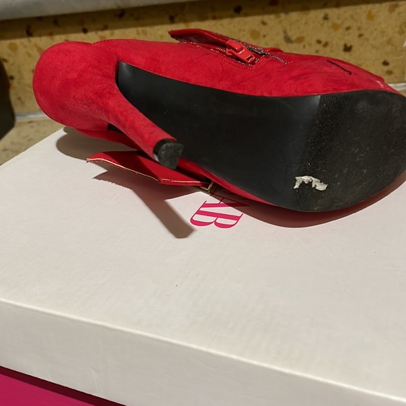 Slightly used red big buckle heels - Picture 4 of 4
